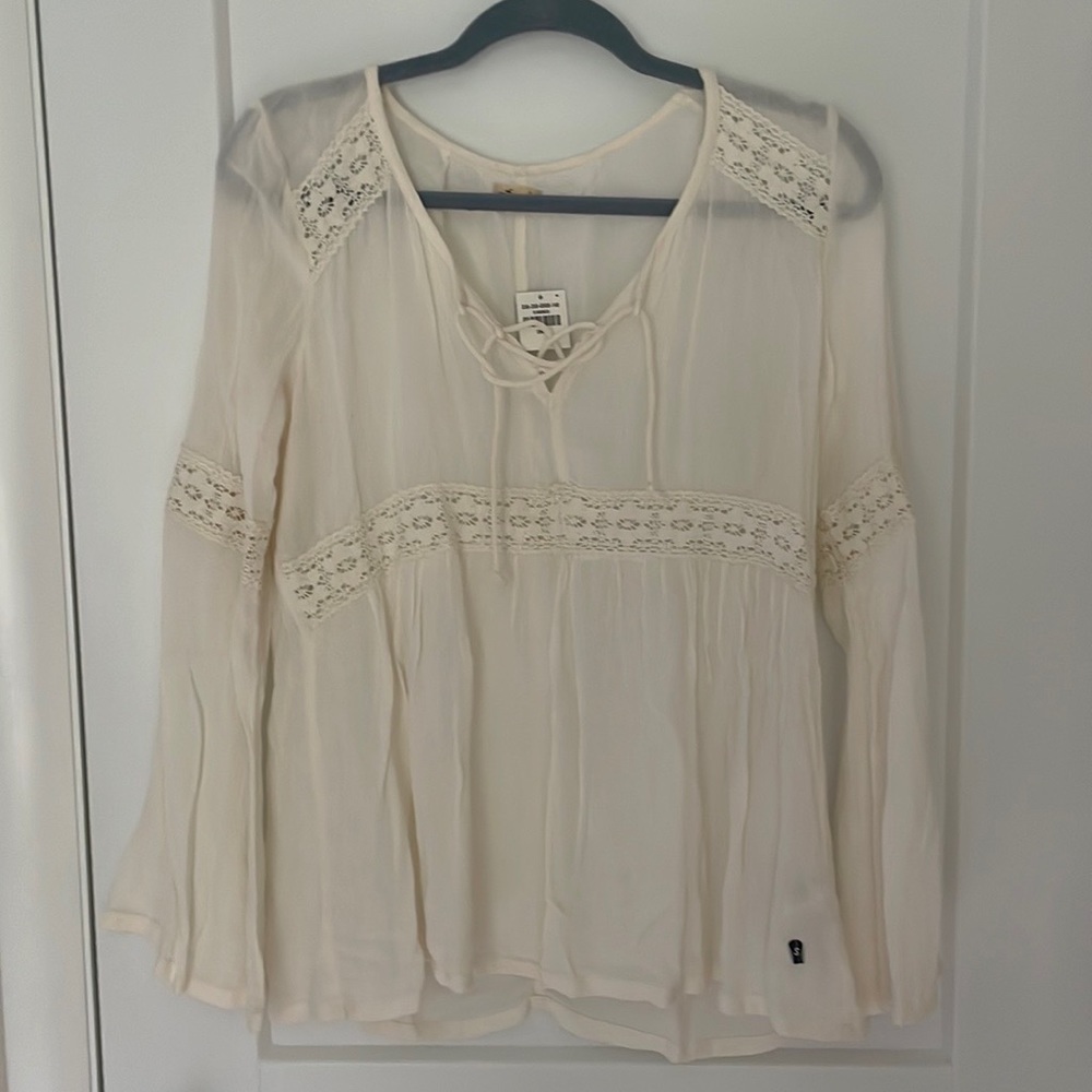 Long sleeve off-white blouse with lace details